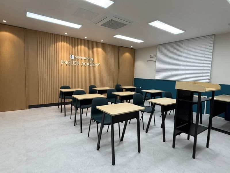 올티칭 영어교습소 교실 내부 측면